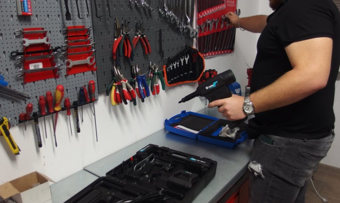 Skok roboczy w nitownicach